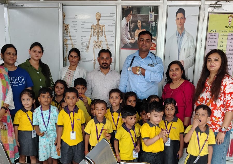 Raksha Bandhan 2026: बच्चों ने 'स्वास्थवीरों' को बांधी राखी, की लंबी उम्र और सुख-समृद्धि की कामना