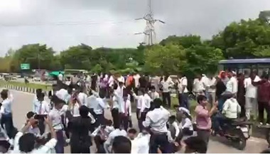 Lucknow: अब जेन अल्फा ने बुलंद की आवाज, शिक्षक न होने के विरोध में सड़क पर उतरीं छात्राएं