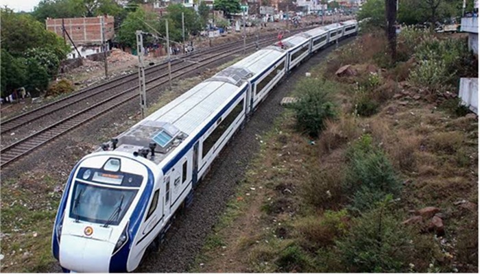 Indian Railways: पटरी पर उतरेंगी 27 नई वंदे भारत, स्वदेशी सुपर ट्रेन पर भी तेजी से चल रहा काम