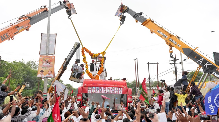 PDA 'रथ' लेकर रायबरेली पहुंचे अखिलेश यादव, बोले- इस बार चुनाव लोधी बनाम योगी