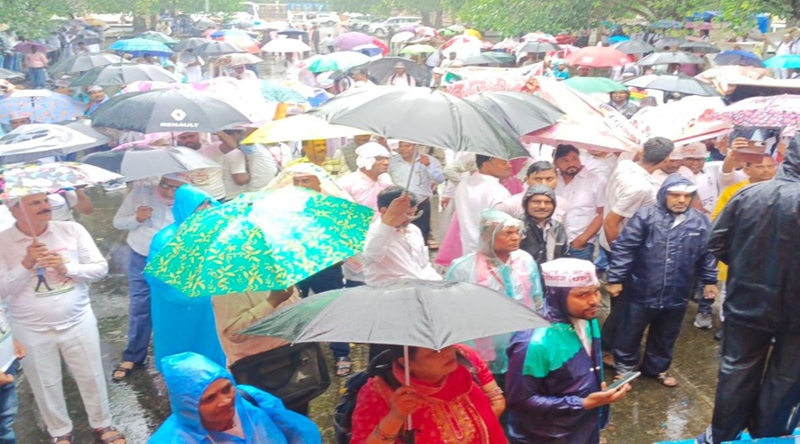Lucknow में अटेवा का प्रदर्शन, कहा- पुरानी पेंशन बहाल करें, निजीकरण रोकें और TET अनिवार्यता खत्म करें