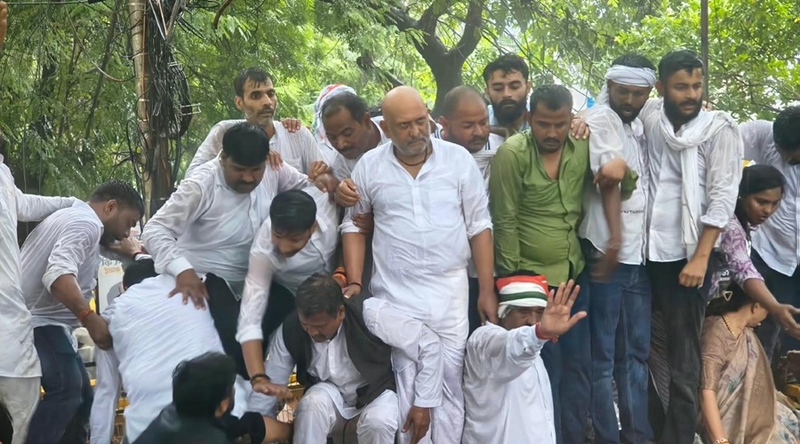 लखनऊ में CEC ज्ञानेश कुमार के खिलाफ प्रदर्शन, बारिश में पुलिस से भिड़े कांग्रेसी; धक्का-मुक्की
