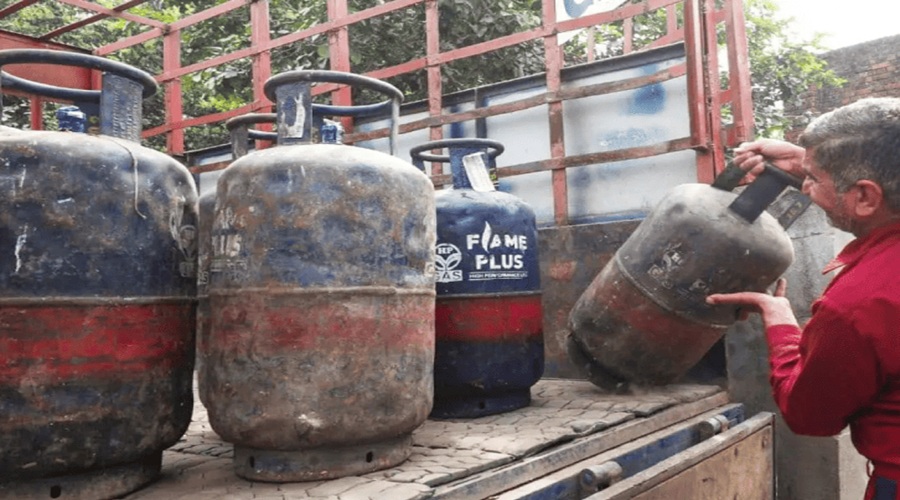 कॉमर्शियल सिलेंडर ₹11.50 और आज से दूध ₹9 तक महंगा, बिना e-KYC अटक सकती है LPG सब्सिडी