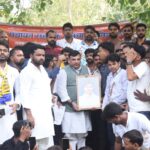 Lucknow: 29 विभागों का काम संभालने वाले पंचायत सहायकों को मात्र 6000