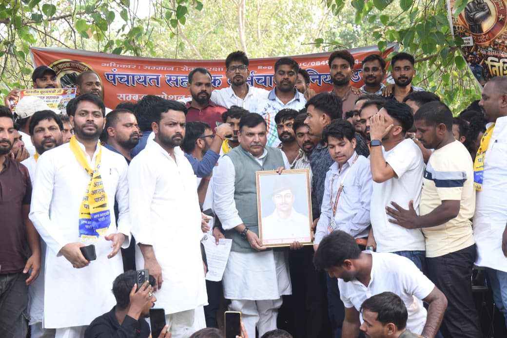 Lucknow: 29 विभागों का काम संभालने वाले पंचायत सहायकों को मात्र 6000