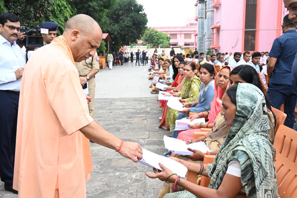 Janta Darshan में बोले सीएम योगी- हर जरूरतमंद का आयुष्मान कार्ड बनाया जाए