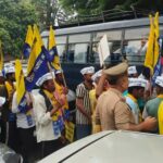 Lucknow: AAP यूपीआई चार्ज के खिलाफ प्रदर्शन, कहा- जनता को निचोड़ रही है भाजपा सरकार