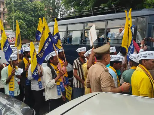 Lucknow: AAP यूपीआई चार्ज के खिलाफ प्रदर्शन, कहा- जनता को निचोड़ रही है भाजपा सरकार