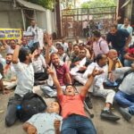 Lucknow: बीजेपी दफतर में शिक्षक अभ्यर्थियों का प्रदर्शन, जमीन पर लेटकर की नारेबाजी