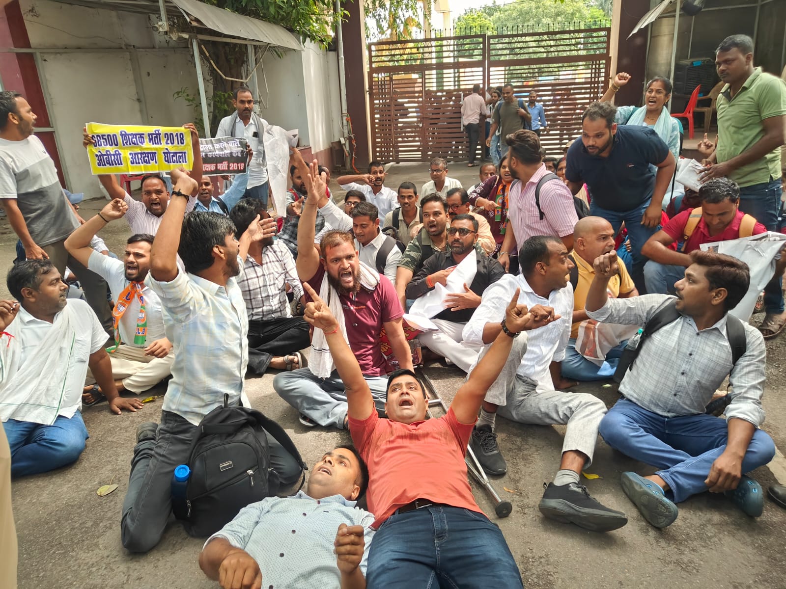 Lucknow: बीजेपी दफतर में शिक्षक अभ्यर्थियों का प्रदर्शन, जमीन पर लेटकर की नारेबाजी