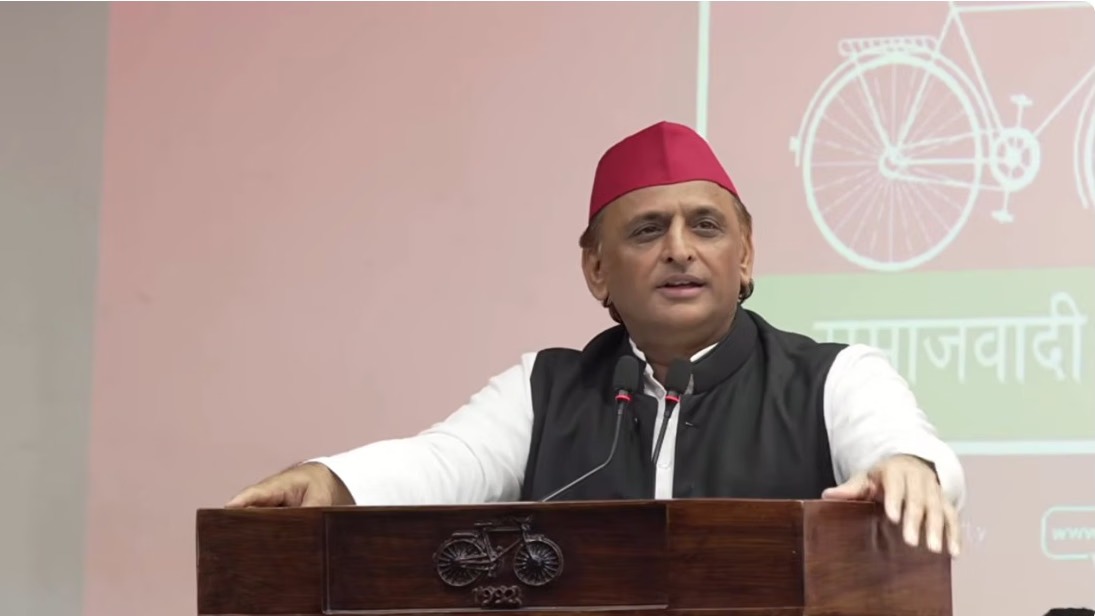 Akhilesh Yadav: हरे और लाल रंग मिलकर सपा का झंडा बन जाएंगे