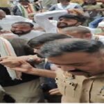Lucknow: धरने पर बैठे कांग्रेस सांसद, राहुल गांधी पर दर्ज FIR वापस लेने की मांग