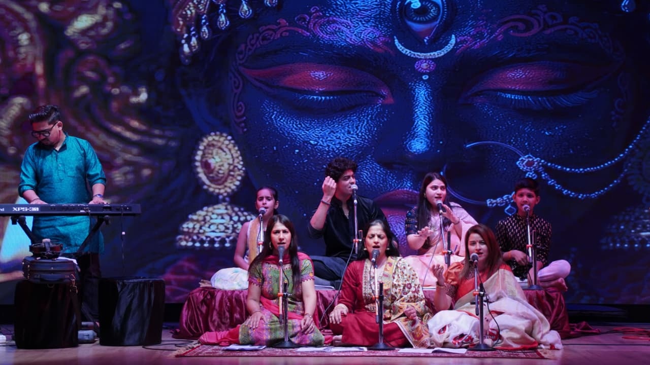 ‘जय जय जय दुर्गे माता भवानी’ सुन भक्ति में झूमे श्रोता