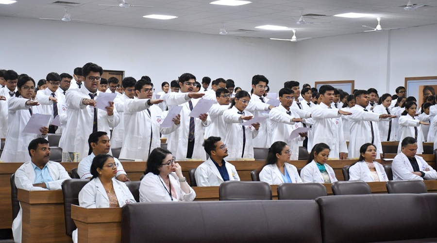 SRMS मेडिकल कॉलेज में 'व्हाइट कोट सेरेमनी', MBBS 2026 बैच के 183 विद्यार्थियों ने ली प्रतिज्ञा