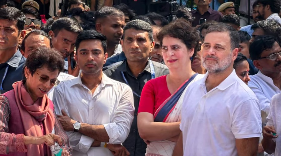 राहुल-प्रियंका गांधी पर FIR, दिल्‍ली के आकाशवाणी भवन में जबरन घुसने का आरोप