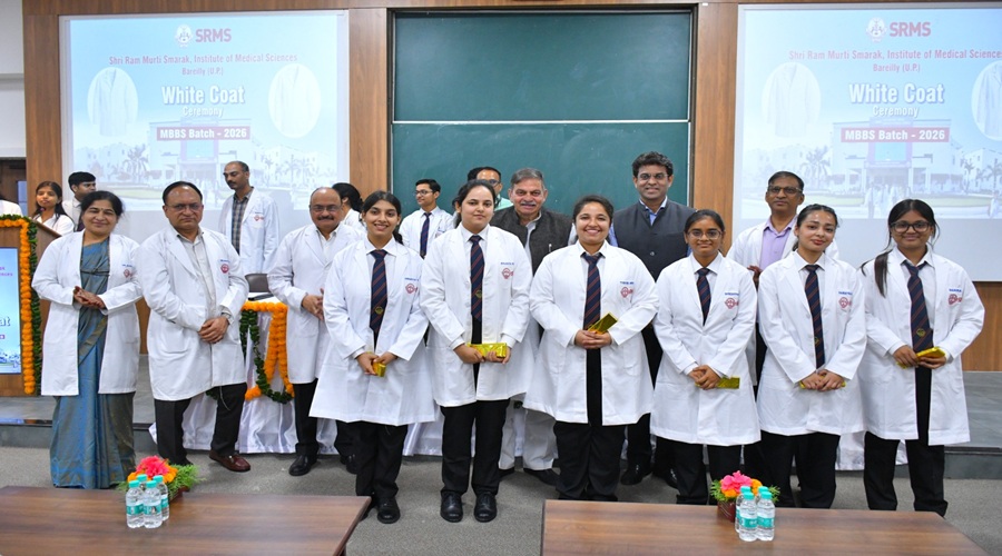 SRMS मेडिकल कॉलेज में 'व्हाइट कोट सेरेमनी', MBBS 2026 बैच के 183 विद्यार्थियों ने ली प्रतिज्ञा