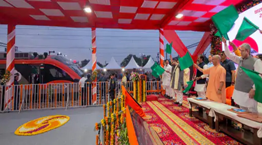 रेल मंत्री और सीएम योगी ने वाराणसी से ‘वंदे भारत स्लीपर ट्रेन’ को दिखाई हरी झंडी, 9 घंटे में पहुंचेगी दिल्ली