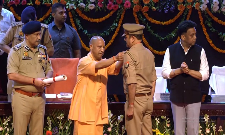 CM योगी ने पुलिसकर्मियों का किया सम्मान, कहा- 2017 के बाद बदली कानून व्‍यवस्‍था की तस्‍वीर