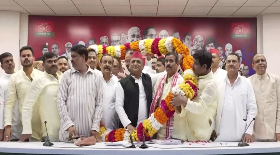 भाजपा के कई नेता सपा में शामिल, अखिलेश बोले- BJP का सदस्य बनने पर ही चुनाव आयोग वोटर बना रहा