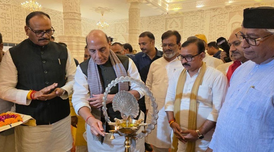 लखनऊ में राजनाथ सिंह ने दुर्गा पंडाल में की पूजा-अर्चना, कहा- भारत को फिर विश्वगुरु बनाना है