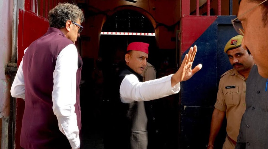 'आजम 11 महीने बाद याद आए' सवाल पर भड़के अखिलेश यादव, बोले- थोड़ी इज्जत दे दी तो सर पर चढ़ गए