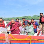डिप्टी सीएम ब्रजेश पाठक और मत्स्य मंत्री ने गोमती नदी के संवर्धन के लिए छोड़े मछलियों के बच्चे