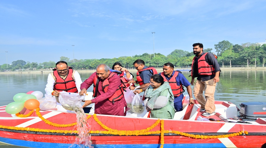 डिप्टी सीएम ब्रजेश पाठक और मत्स्य मंत्री ने गोमती नदी के संवर्धन के लिए छोड़े मछलियों के बच्चे