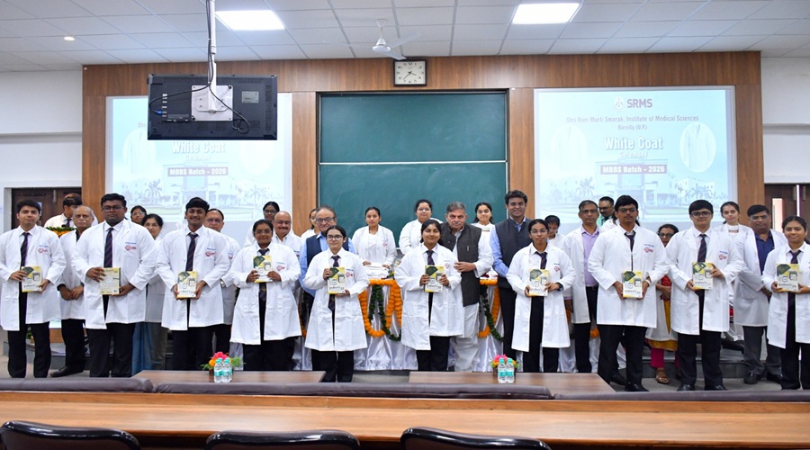 SRMS मेडिकल कॉलेज में 'व्हाइट कोट सेरेमनी', MBBS 2026 बैच के 183 विद्यार्थियों ने ली प्रतिज्ञा