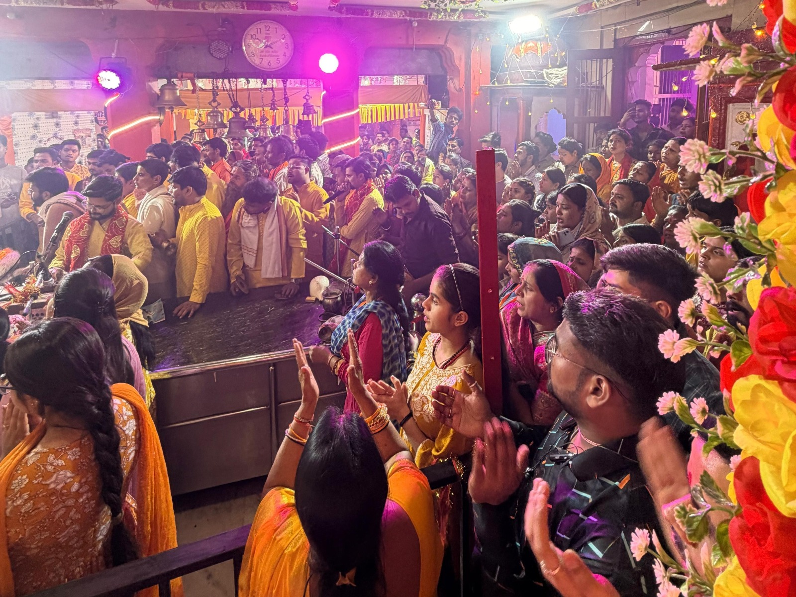 UP: शारदीय नवरात्रि 2026 में देवी धामों पर उमड़े श्रद्धालु, आस्था ने रचा नया अध्याय